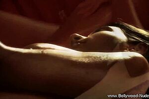 Σκατά, δελεαστική μελαχρινή γδύνεται στον Κήπο της Εδέμ!