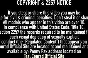 Pekný pervert hlboko hrdlom a jazdi na veľkých cicách MILF