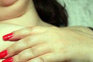 La Giovane Cam Girl Debuts in Homemade Cunilingus and Fucking