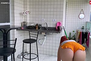 Contratei Essa Empregada Latina Com Grande Bunda, Ela É Mais Gostosa Pessoalmente, Esses Shorts Socados São Um Tesão, Fiquei Excitado.