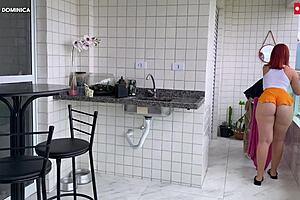 Contratei Essa Empregada Latina Com Grande Bunda, Ela É Mais Gostosa Pessoalmente, Esses Shorts Socados São Um Tesão, Fiquei Excitado.