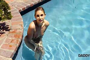 Daddy4k Chica Erkek Arkadaşını Üvey Baba ile Havuzda Kandırıyor