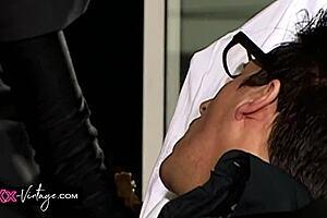 Vintage blondýnka v punčochách bere tvrdý anál s úzkým zadkem při ježdění