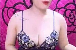 Hot Vietnamese girl captivates with sultry moves during live stream session.