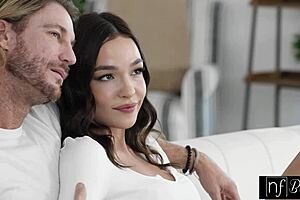 Rissa May se ponoří do horké sexuální role play scény v chatě