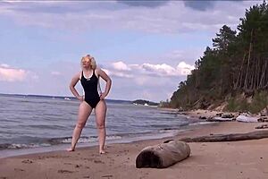 Steamy bath time with a sexy big-ass beauty at sea