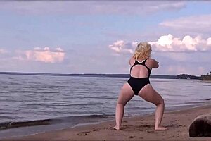 Steamy bath time with a sexy big-ass beauty at sea