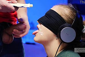 我的闺蜜在蒙眼游戏中骗我品尝精液，舌头特写