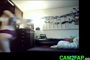 Oh mio dio, questa calda teen pelosa con tette fantastiche si masturba! Così cattiva 😍🔥