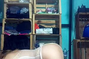 Latinska para jebe doggy v rdeči beli obleki