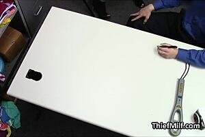 Domáca žena chytená pri krádeži drahého prádla, teraz platí fúkaním.