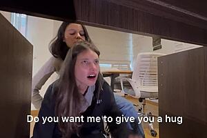 Η καθαρίστριά μου σκύβει ενώ τακτοποιεί—είναι τόσο καυτή!