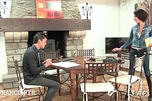 La prof cougar donne cours en lingerie intro