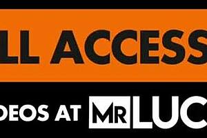 大天然奶棕发女孩在传教士和女上位姿势中被弯腰，她的剃毛阴道被猛干，大屁股弹跳。