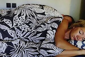 เมียตกใจกับควยแข็งในหีเปียกตอนเช้า