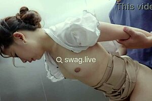 短发美女户外偷窥公共露阴性爱