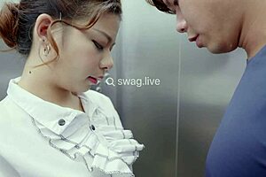 短发美女户外偷窥公共露阴性爱