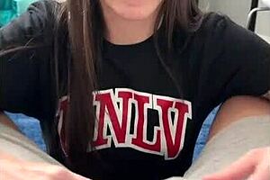 大学女生喜欢吸兄弟会的鸡巴吗？