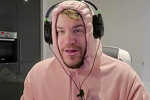 In My Hero Academia, the HERO CUMMIES through a BIG PLOT HOLE with FOOTJOB and RIDING.