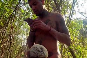 Negao hetero dotado vai dar um volta no matagal atras da escola e encontra um novinho sedento por rola fode o cu dele e da leite na boquinha