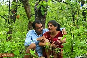 Beautiful Indian girlfriend’s passionate outdoor sex in the rain