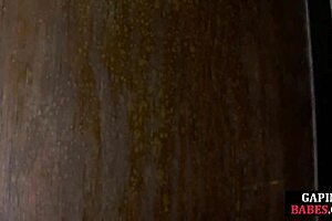 Sesi BDSM intim dengan rambut merah meregang sebelum rimming