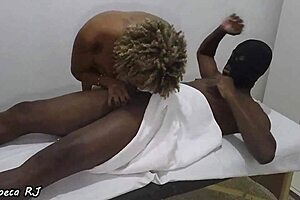 Slem husmor giver massage til den store pik fyr