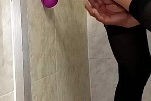 Sexo con mi dildo en el ba�o