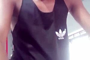 dois jovens gays trocam olhares na academia e vão fuder com pov blowjob 😏