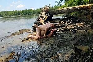 Kalın Karı Becky Tailorxxx Çamurlu Doğa Yürüyüşünde Sert Sikiliyor!