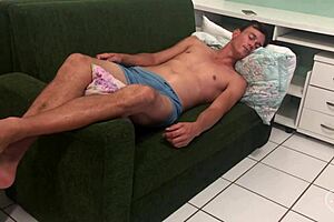 putinha n�o fica sem pau acordei o safado pra foder e dar porra dentro da minha buceta meladinha completo no red. brunette with big ass natural tits.