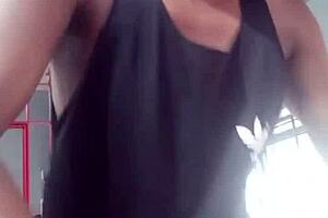 dois jovens gays trocam olhares na academia e vão fuder com pov blowjob 😏