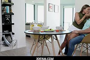 巨乳熟女和继子在家庭互动