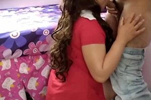 Espiando a mi tío cojiendo a mi hermana a escondidas 😈