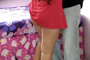 Espiando a mi tío cojiendo a mi hermana a escondidas 😈