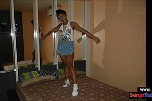 Jeune thaïlandaise mignonne 18+ se fait baiser en missionnaire POV hardcore après l'avoir branlé en cam