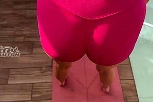 Chytil jsem svou kurvovitou asistentku s butt plugem v práci