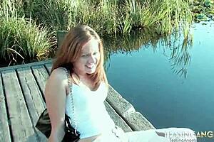 Девојка у парку узима кеш за брзу акцију