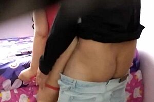 Espiando a mi tío cojiendo a mi hermana a escondidas 😈