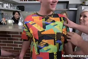 Panenský syn se nechá odpaninkovat cougar tetou v baru!