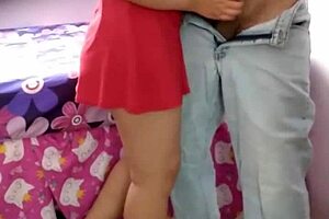 Espiando a mi tío cojiendo a mi hermana a escondidas 😈