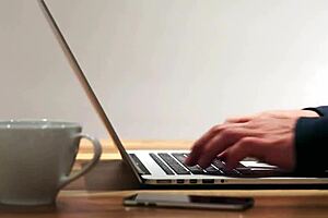 Passionate Whore In Stockings Pleases The Client Member In The Office