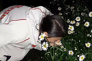 Seks sa kućnom pomoćnicom posle šetnje u vrtu - devojke lete od orgazma