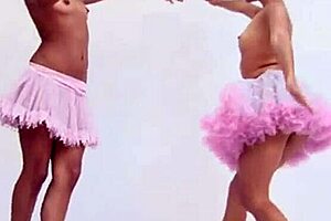 Только что увидел топлес лесбиянку-балерину, которая дразнит вокруг