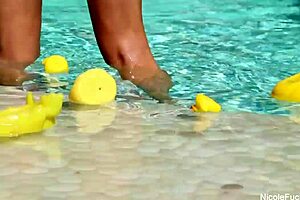 Nicole Aniston和Alix Lynx进行金发女同性爱，用大奶子和口交