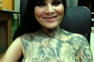 Roqueira Emo Gotica Tatuada Dançando Funk