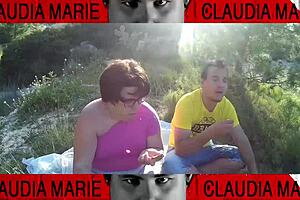 la gorda stuffs cookies in her pussy and her gay friend eats them 😜