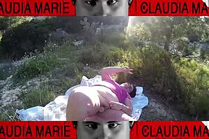 la gorda stuffs cookies in her pussy and her gay friend eats them 😜