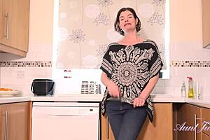 η τζένι χτυπάει το πούτσο μου στην κουζίνα, ω θεέ