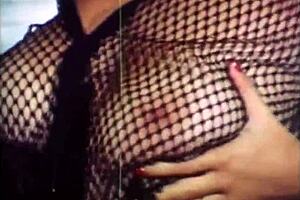 Vintage-MILF visar upp stora håriga tuttar